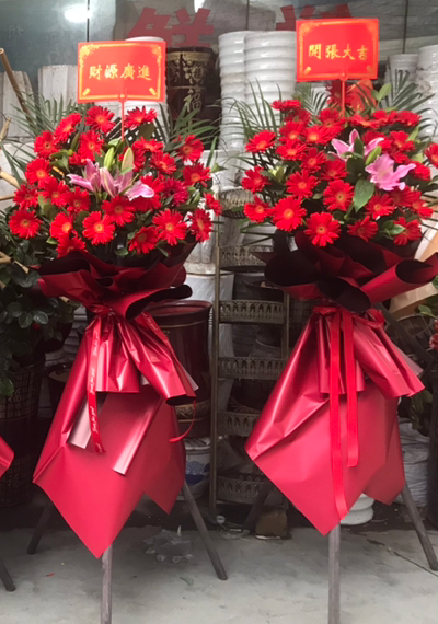 6米高三脚架开业花篮,每个花篮28支红色扶郎花,3朵百合,尤加利叶,散尾