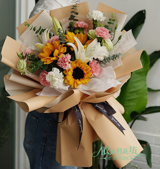1 11朵粉康乃馨 2朵白色百合 3枝向日葵 绿色桔梗 尤加利配叶 浅香槟色及茶色双面欧雅纸 内衬白色雾英文雾面纸 黑色英文丝带按图片做n需要放花泥