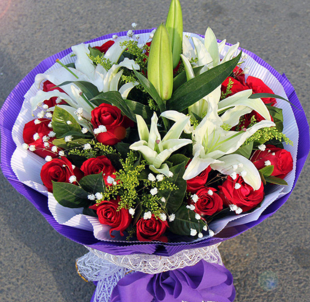 1 19朵红玫瑰花束 6朵白百合 2小熊 百合不要焦边不要沾到花粉多放点配花包大气 内衬白色瓦楞纸深紫色瓦楞纸包装 外托金边白网新鲜白色满天星黄莺栀子叶丰满花朵新鲜均匀务必严格如图包装制作
