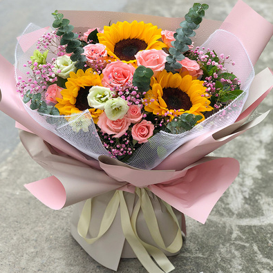 1 11朵粉玫瑰 3朵向日葵花束 搭配粉色满天星 尤加利点缀图中白色的桔梗不要换其他颜色的花 客人忌讳白色 成品相似度高上传花图留底辛苦您了