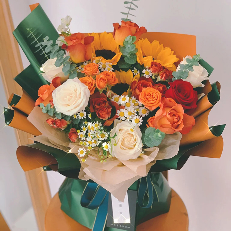 3朵向日葵 4朵白玫瑰 1朵红玫瑰 5朵金辉混搭花束洋甘菊 尤加利 橙色芭比 红色多头玫穿插丰满如图制作务必回图混搭花束 花娃 鲜花全产业链服务平台