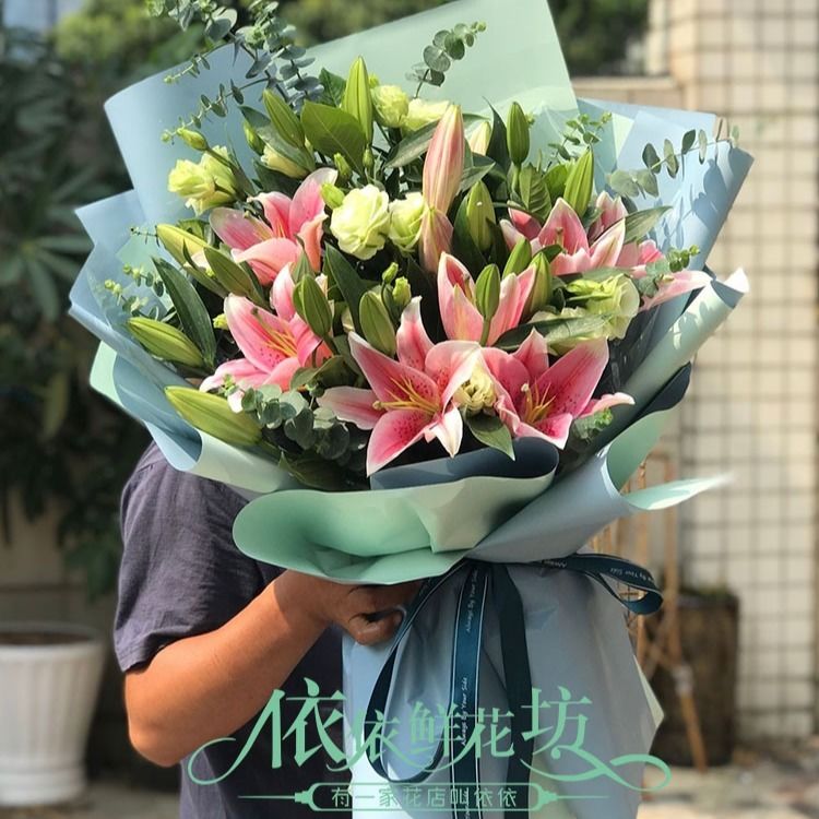 19朵粉色百合 绿桔梗点缀 尤加利配叶 雾篮色双面纸 墨绿色丝带按图片做 花娃 鲜花全产业链服务平台